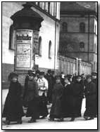 Popular demonstration in Munich, 1919 (click to enlarge)